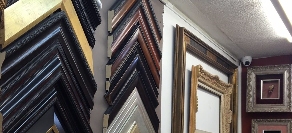 Angles de moulures d’encadrement présentés au mur de l’atelier